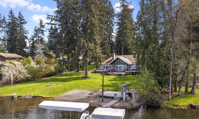Fort Lewis Maison | Beautiful and Luxury Family Friendly Lakefronts Home