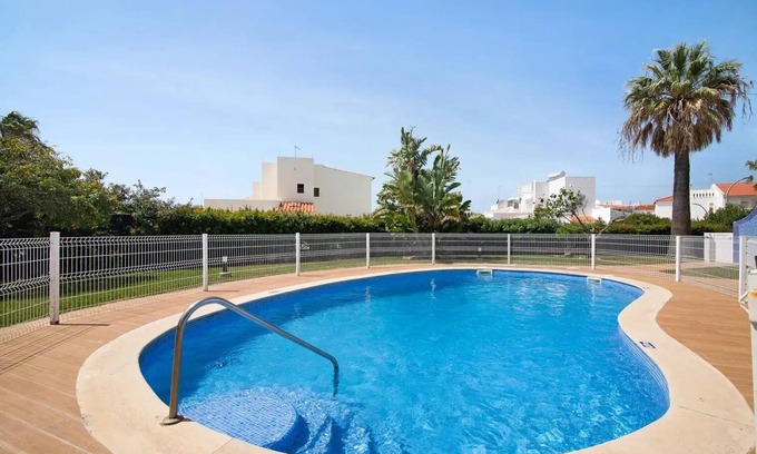 Areias de Sao Joao Villa | Belle et spacieuse villa près de la plage avec piscine clôturée, WiFi et A / C