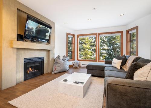 Blueberry Hill Maison | Beautiful and Spacious 2Br Condo by Harmony Whistler