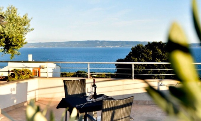 Znjan Appartement | Beautiful and spacious penthouse with big terrace with sea view!