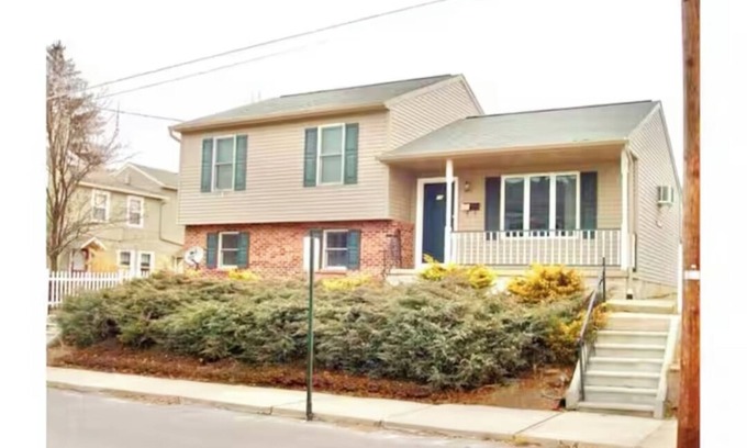 Mechanicsville Maison | Beautiful and spacious 4-bedroom home in Danville, with WiFi and AC.