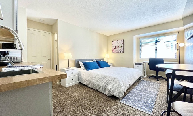 Englewood Appartement | Beautiful And Updated Studio Condo In DTC!