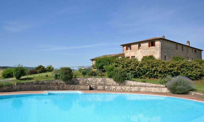 Monteroni d'Arbia Appartement | Agréable appartement avec WIFI, piscine, vue panoramique et parking, près de Sienne