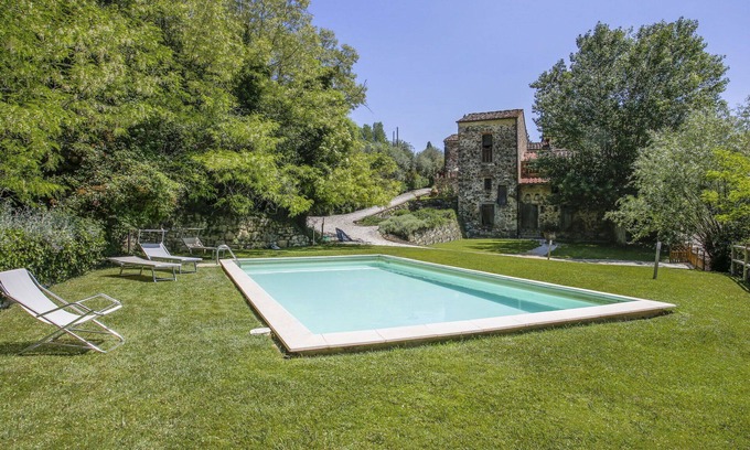 Sesto Fiorentino Villa | Bel appartement dans une maison de vacances avec piscine, WIFI, TV, patio, animaux admis et parking