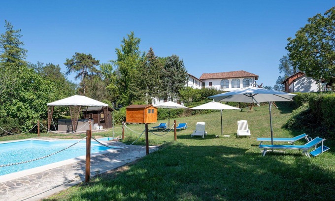 Azzano d'Asti Villa | Appartement dans une maison de vacances avec piscine, climatisation, WIFI, terrasse, parking