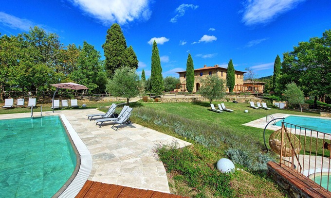 Simignano Appartement | Confortable appartement avec piscine, WIFI, TV, patio, animaux admis et vue panoramique