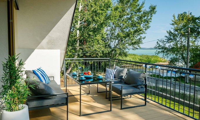 Balatonszarszo Appartement | Agréable appartement pour 7 personnes avec WIFI, climatisation, TV et terrasse