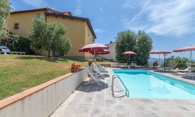 Montebonello Appartement | Joli appartement avec climatisation, WIFI, piscine, TV, animaux admis, vue panoramique, parking