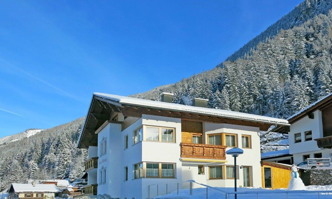 See Appartement | Confortable appartement pour 13 personnes avec WIFI, TV, balcon et parking