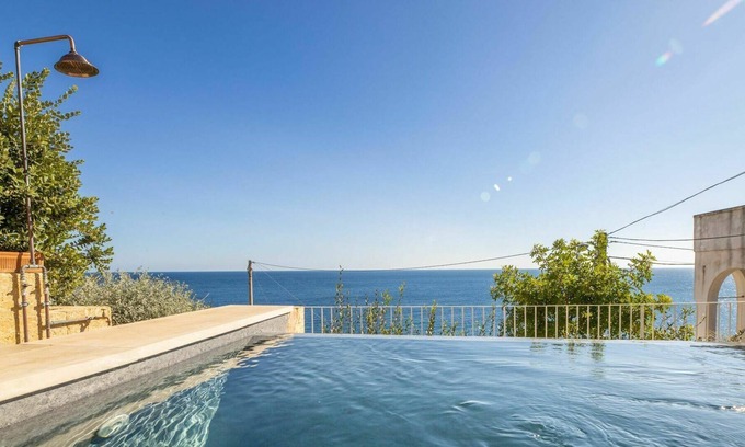Diso Appartement | Beautiful apartment for 7 guests with A/C, WIFI, private pool, TV, terrace and parking