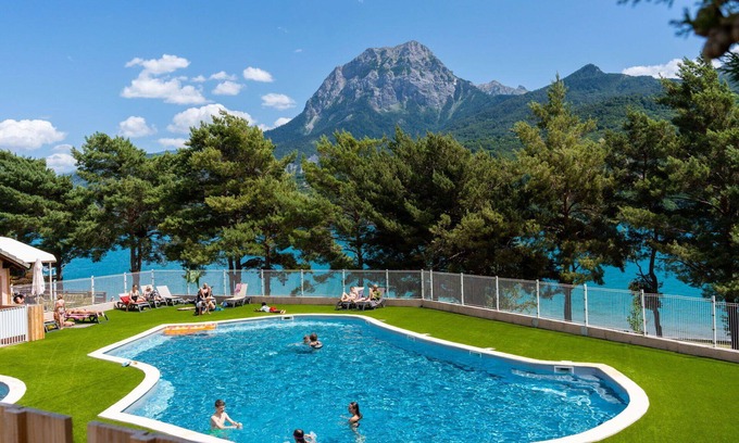 Prunieres Maison | Bel appartement dans une maison de vacances avec climatisation, piscine, TV, terrasse, parking