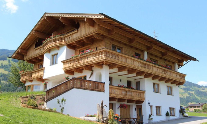 Kapfing Villa | Bel appartement dans une maison de vacances avec WIFI, TV, terrasse, vue panoramique, parking