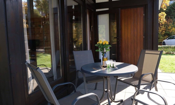 Machtlos Maison | Agréable appartement dans une maison de vacances avec piscine, TV, terrasse et animaux admis