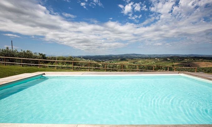 Poggibonsi Appartement | Joli appartement avec piscine, climatisation, WIFI, TV, vue panoramique, près de San Gimignano