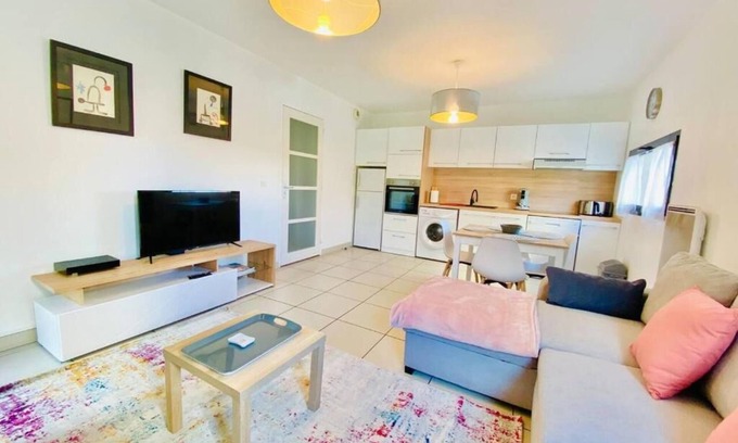 La Gare Appartement | BEAUTIFUL APARTMENT NEAR CV, FULLY EQUIPPED FOR 4 PEOPLE, PARKING, ELEVATOR, BALCONY