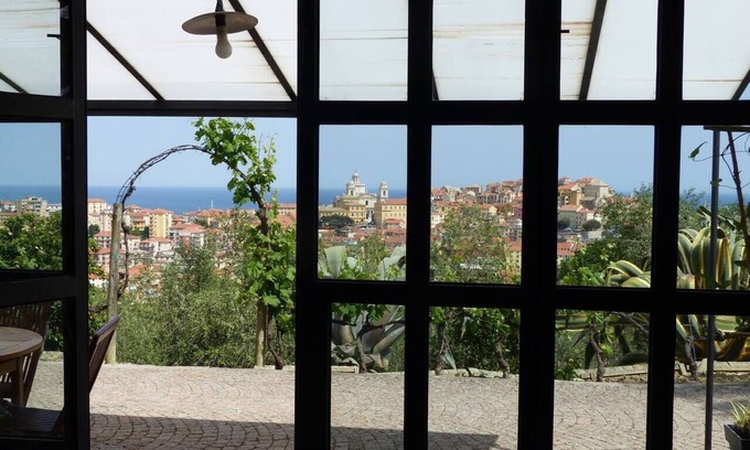 Imperia Appartement | Bel appartement avec grande terrasse et vue mer panoramique et piscine.