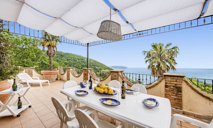 Pisciotta Appartement | Beautiful Apt With Seaview Terrace, Pisciotta, Italy