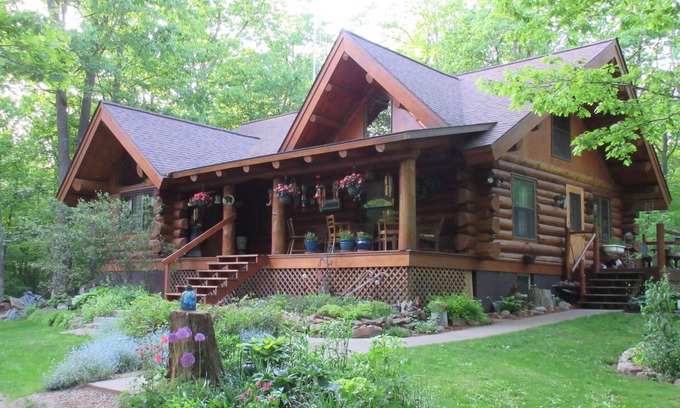 Brill Maison | Belle maison de cabane en rondins authentique, complète avec tous les luxes classiques.