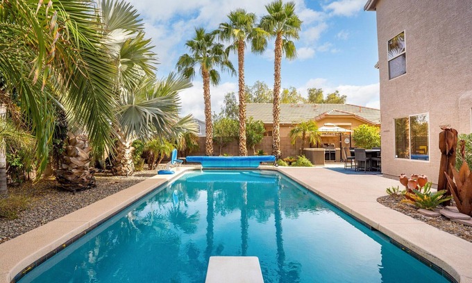 Canyon Trails Maison | Beautiful Backyard w/ Heated Pool | Golf Nearby