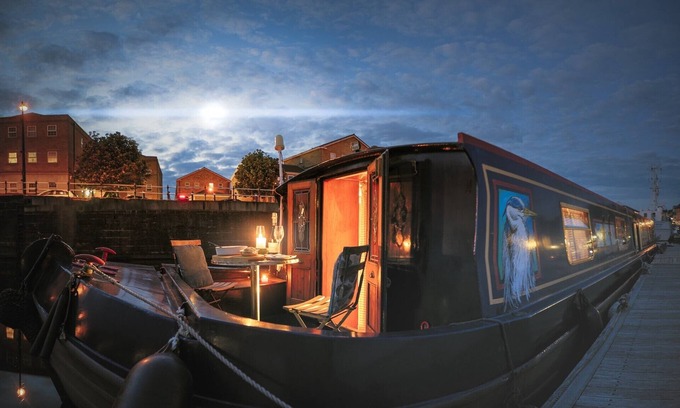 Dursley Location De Bateaux | Beautiful Barge with No Regrets