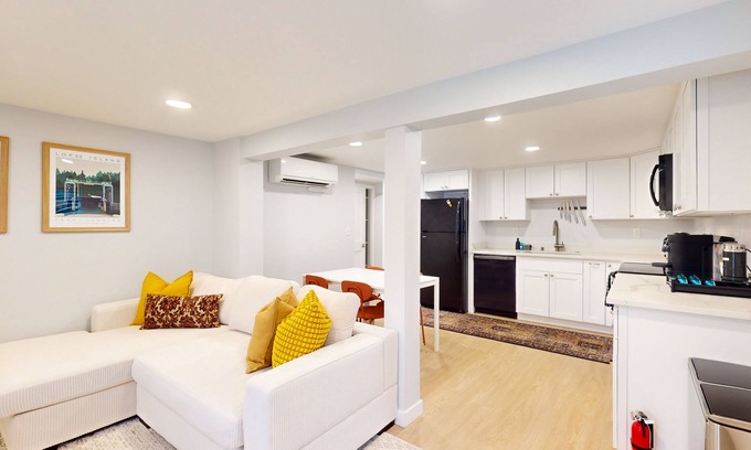 North Beacon Hill Maison | Beautiful basement unit with full kitchen & Wifi in Seattle
