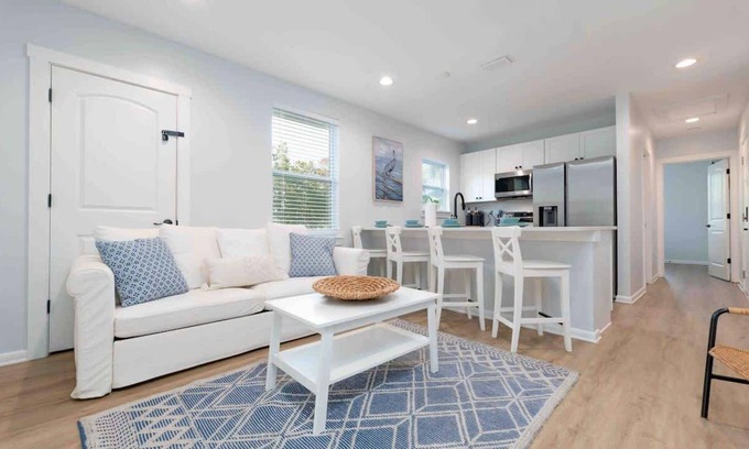 Neptune Beach Appartement | Beautiful beach condo - walk to the beach!
