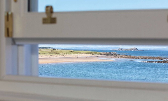 North Berwick Appartement | Beautiful beachside villa, with uninterrupted views across to the Fife coastline. Sleeps 8.