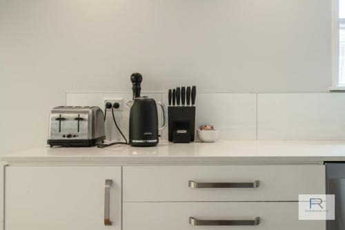 Birkenhead Maison | Beautiful Birkenhead Home (Furnished Rentals)