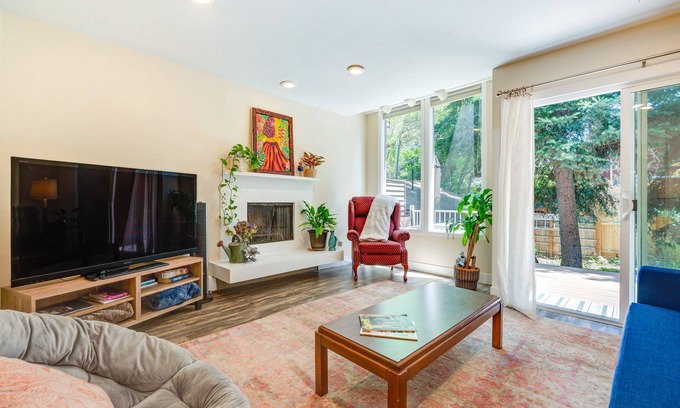 Lower Arapahoe Maison | Beautiful Boulder Townhome: Walk to CU & Pearl St!