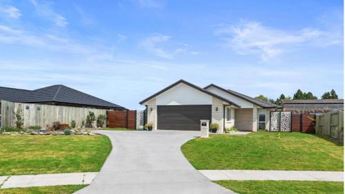 Owhata Maison | Beautiful Brand New Four-Bed Home near Redwood