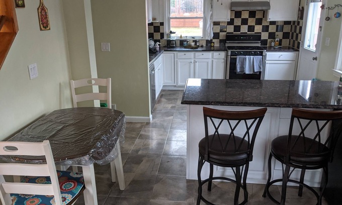 Newtonville Maison | Beautiful bright 2 Bedroom 2 Bathroom home centrally located in Colonie