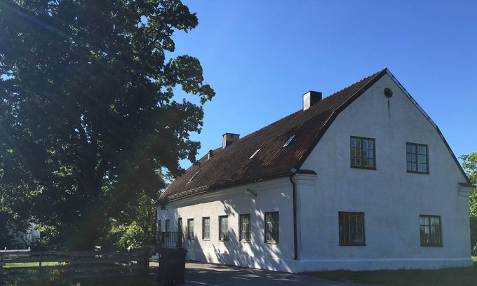 Tingstade Appartement | Beautiful building from 1824. Close to the lake