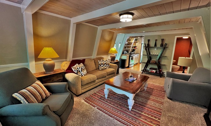 Dalton Ranch Cabine | Belle cabine dans les bois, à 3 miles des pistes de ski, bain à remous privé, animaux acceptés