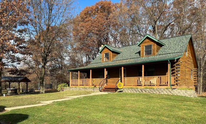 Shelbyville Cabine | Beautiful cabin situated on 20 acres of land