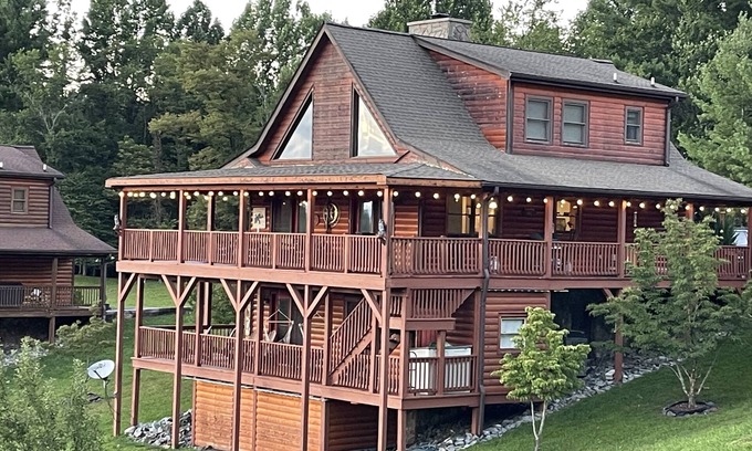 Piney Creek Cabine | Beautiful Cabin at the New River w/Mountain Views!