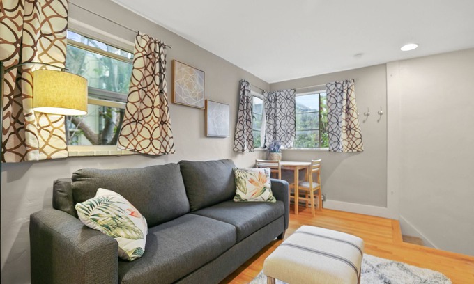 Cheesman Park Maison | Beautiful Carriage House - Near Botanical Gardens-On site parking