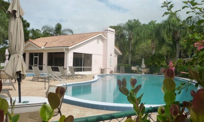 Central Naples Copropriété | Beautiful, central apartment in a fantastic community in the middle of a golf course