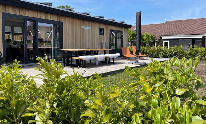 Idskenhuizen Chalet De Ski | Beautiful chalet on the water in Friesland