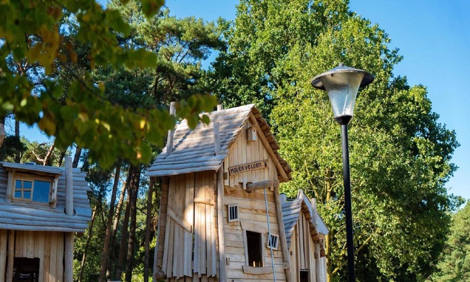 Municipality of Veldhoven Chalet De Ski | Beau chalet avec airco, dans un parc de vacances
