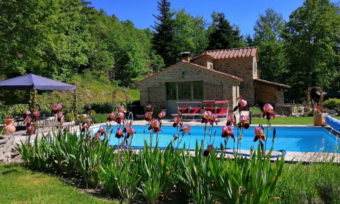 Caprese Michelangelo Villa | MAGNIFIQUE ET GRANGE DE CHÂTAIGNES CONVERTES POUR 2 AVEC PISCINE PRIVÉE