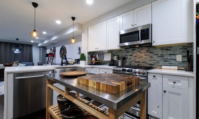 Trinidad Maison | Beautiful, Chic, 2 Bd/2.5 Ba, Metro & Free Parking