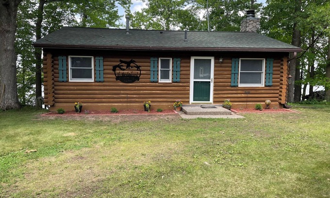 Turtle Lake Cabine | Beautiful, clear water lakefront 2-bedroom cabin on Horseshoe Lake pet friendly