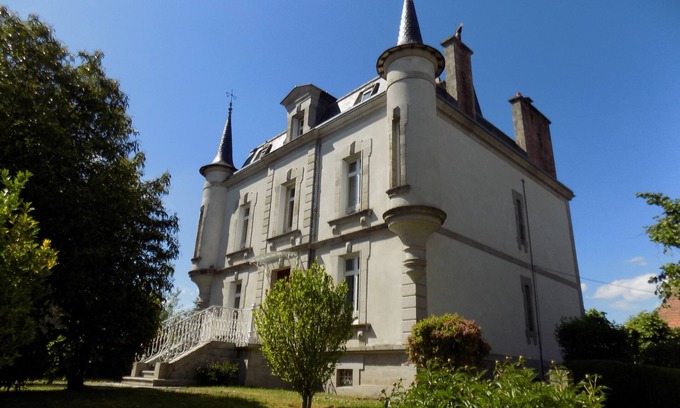 Ahun Maison | Belle demeure confortable, 6 chambres, billard, wifi, grands jardins