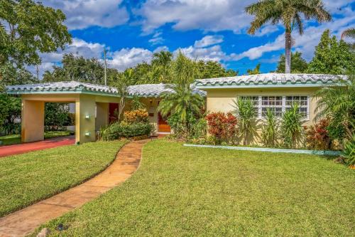 Poinsettia Heights Maison | Beautiful Comfy Home With Private Hot Tub Close To Beach home