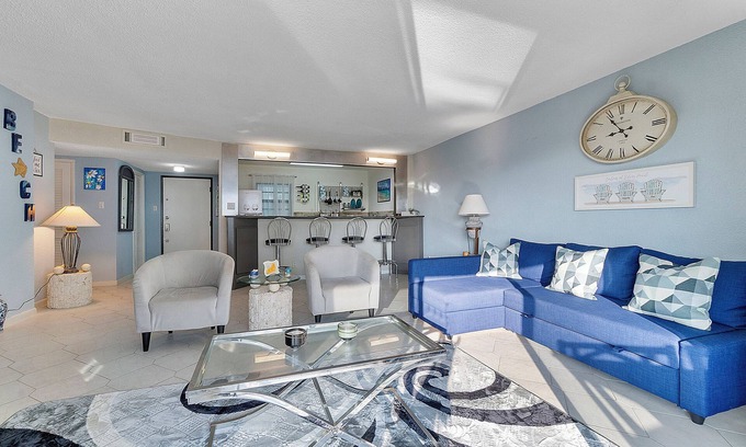 Williams Town Copropriété | Beautiful Condo on the Beach in Freeport!