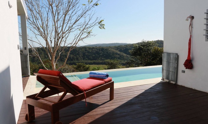 Santa Elena Maison | Belle maison moderne avec une vue panoramique impressionnante et une piscine pour les amoureux des oiseaux