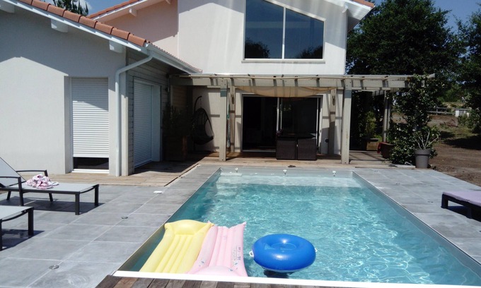 Gourbera Maison | belle maison contemporaine sur terrain arboré avec piscine et pool house