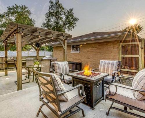 Miller Beach Maison | Beautiful Cottage with Hot-tub in Gary, Indiana