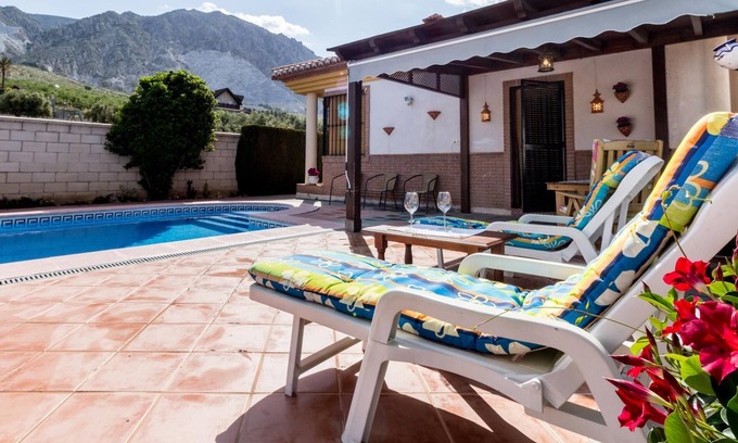 Durcal Villa | Belle maison de campagne avec piscine, terrasse et vue