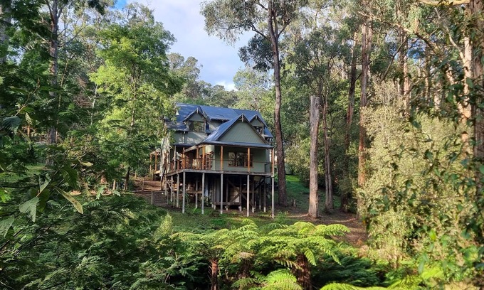 Emerald Maison | Beautiful country property in native bush less than an hour from Melbourne.